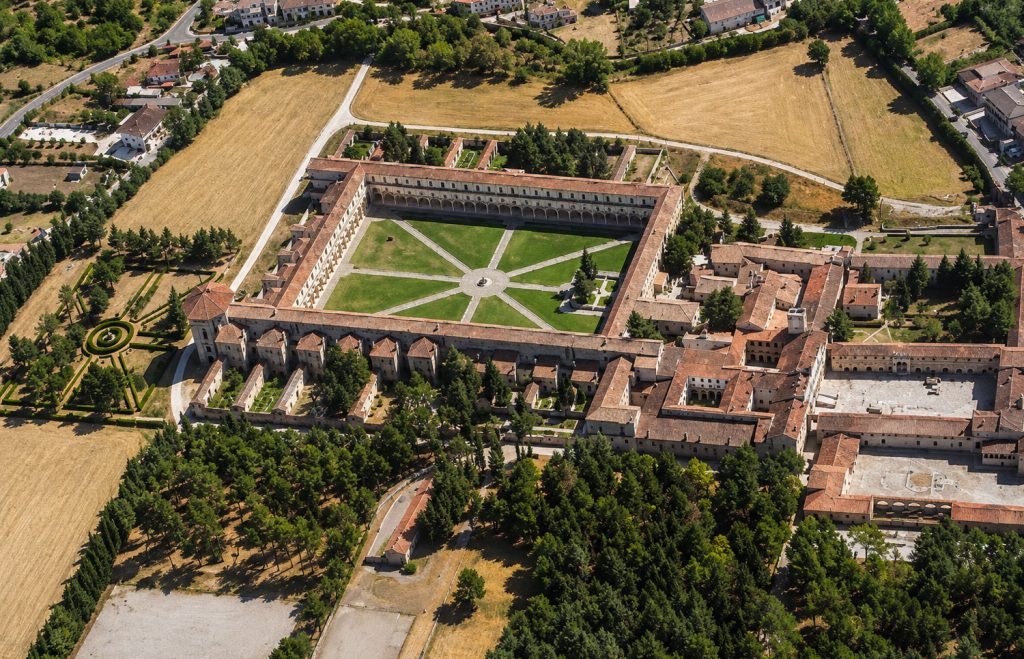 Veduta aerea della Certosa di Padula con il grande chiostro e il complesso monumentale nel Vallo di Diano.