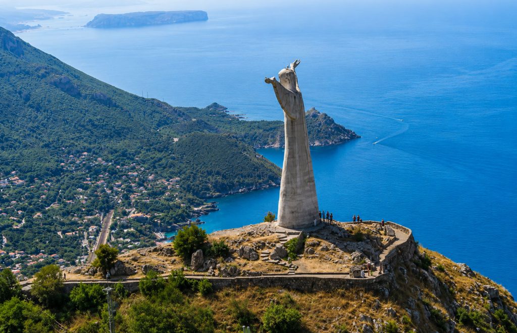Il Cristo Redentore di Maratea sul Monte San Biagio con panorama sul Golfo di Policastro e sul Mar Tirreno.