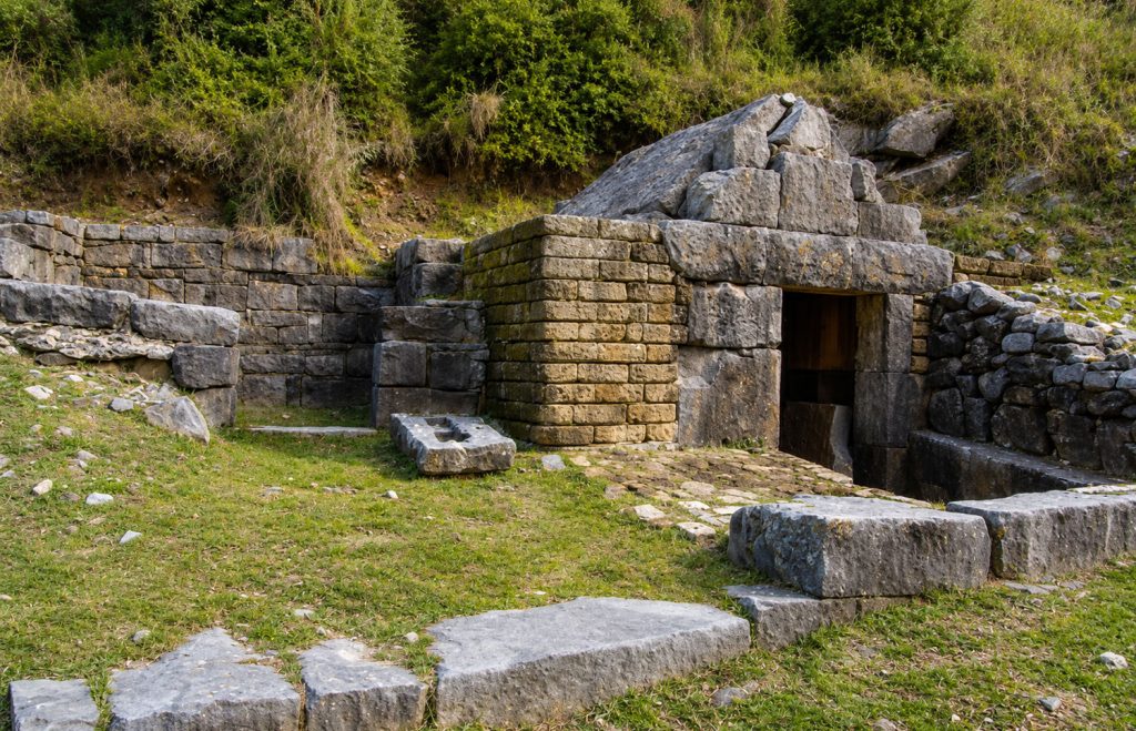 Antica tomba monumentale della necropoli lucana di Roccagloriosa, importante sito archeologico del Cilento.