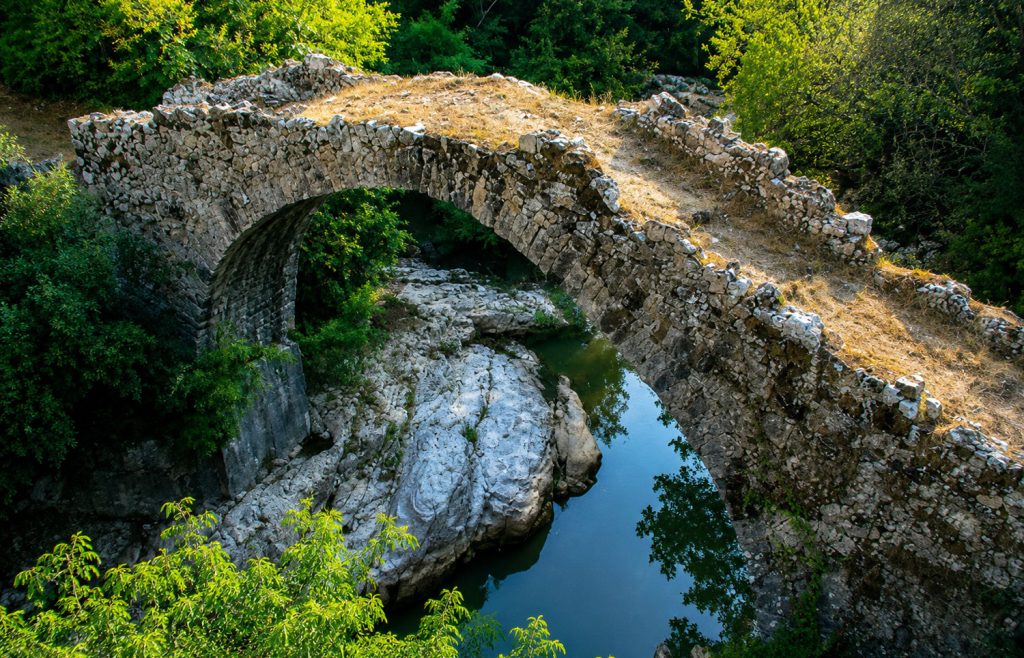 Antico ponte in pietra immerso nella natura dell'Oasi WWF Grotte del Bussento a Morigerati, nel Cilento.